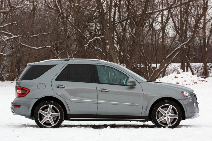  Mercedes-Benz ML63 AMG 2011 года  (фото 26 из 81)